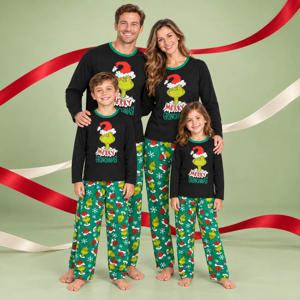 Passende Weihnachts-Schlafanzüge für die Familie mit grünem Grinch-Print