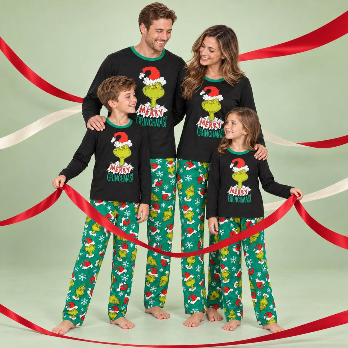 Passende Weihnachts-Schlafanzüge für die Familie mit grünem Grinch-Print