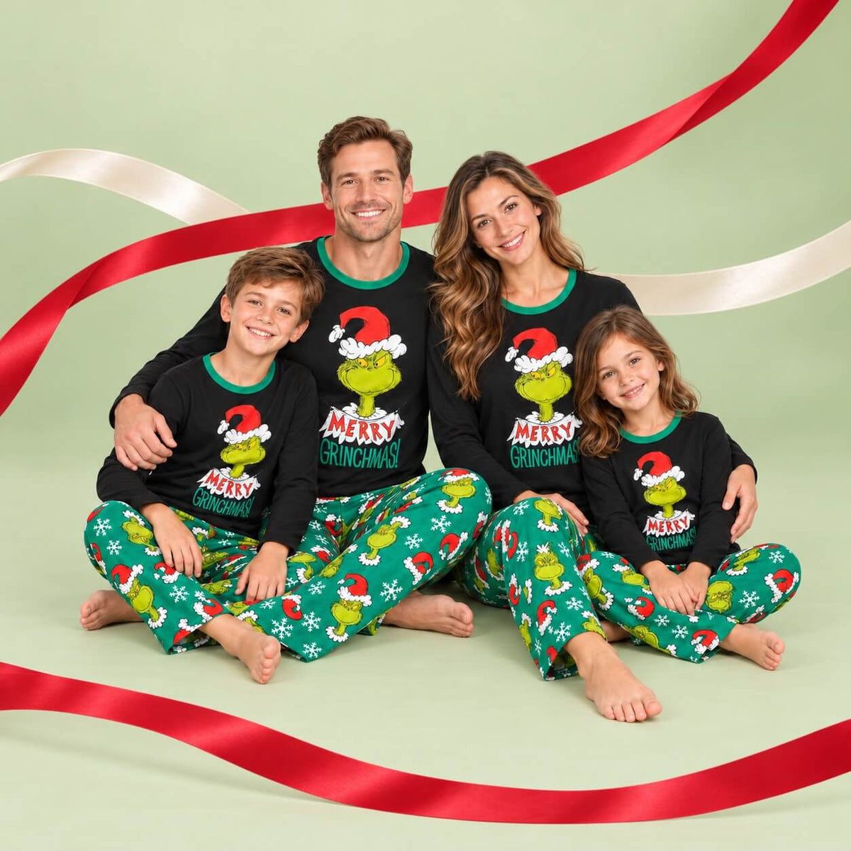 Passende Weihnachts-Schlafanzüge für die Familie mit grünem Grinch-Print