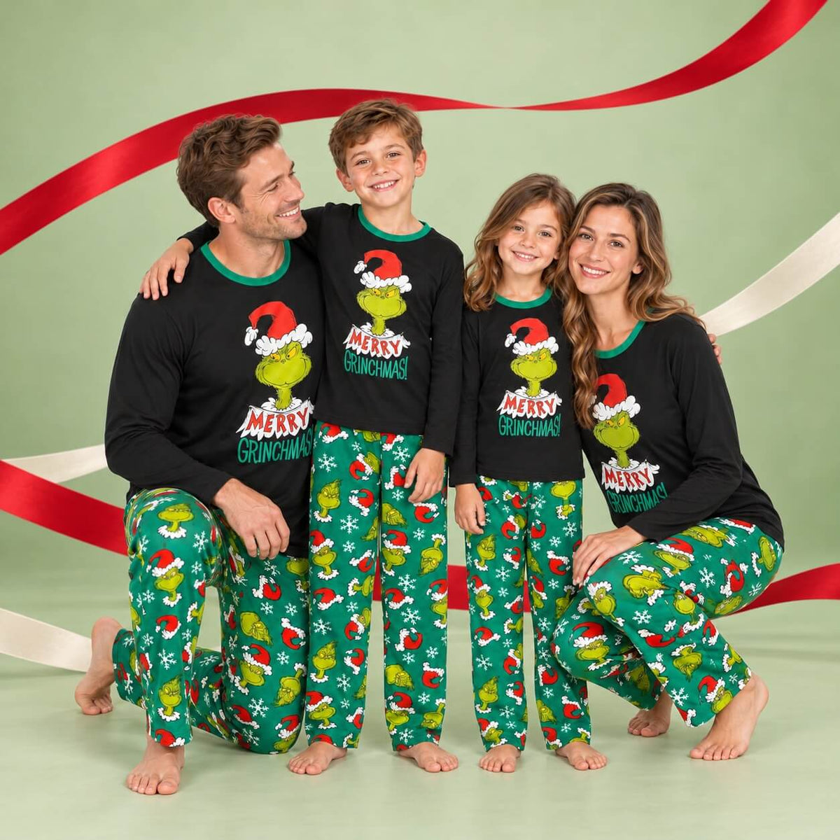 Passende Weihnachts-Schlafanzüge für die Familie mit grünem Grinch-Print